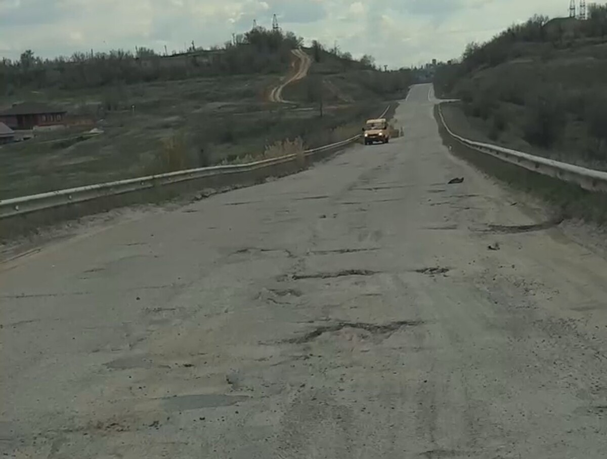 Также вопросы у горожан вызывает и дорога у мемориала – по ней опасно ездить.    
 
 – Дороги, как вы видите, здесь то же нет. Это старая московская трасса, все жители Городища едут по такой убитой дороге. Ее уже смывает.– Рядом проходит взлетно-посадочная полоса. Вон, летит самолет. Я много раз летал, в иллюминатор отчетливо видно все загрязнение рядом с городом, все, что на поле. Все это видно. Очень много людей задают вопрос, с чем это связано. Но ответа на это нет.📷
