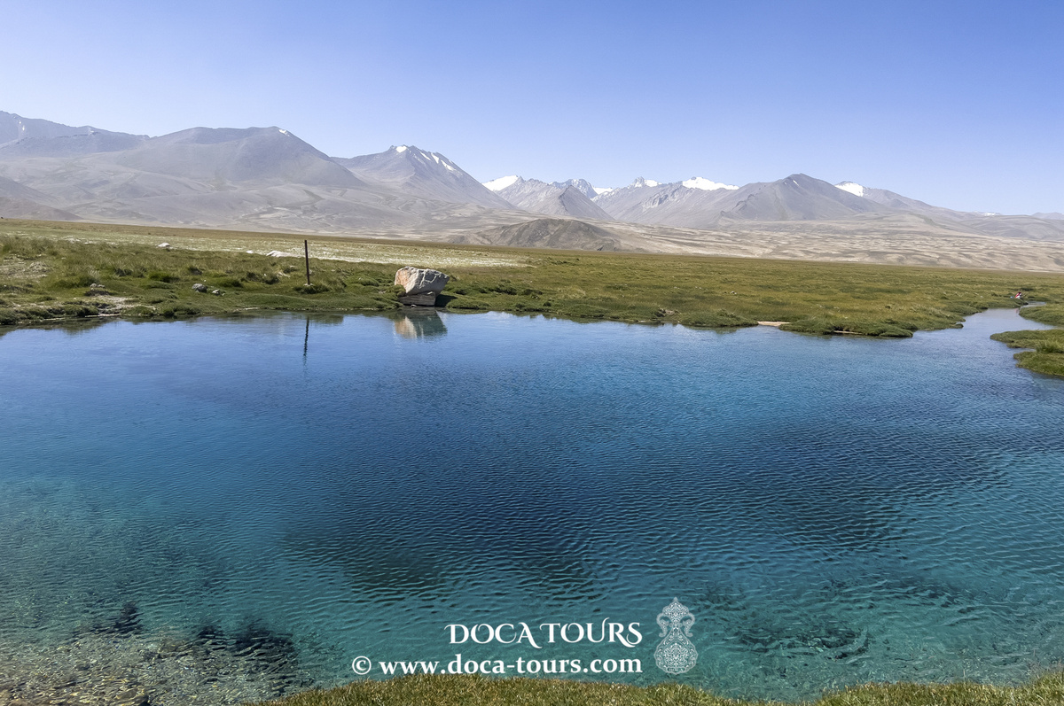 Открытие скрытых сокровищ Таджикистана: Святое озеро Ак-Балык
В самом сердце горной Таджикистанской природы, вдали от шумных городов и туристических маршрутов, раскинулось одно из самых таинственных и живописных озёр региона — Ак-Балык. Это место — настоящая жемчужина Центральной Азии, о которой мало кто знает. Озеро словно спрятано в ладонях гор, окружённое скалами, соснами и ароматом свежего воздуха.
