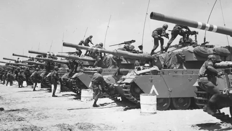 Немного визуализации на тему: Фотографии с шестидневной войны, на первом кадре британские танки, закупленные Израилем в те годы. 