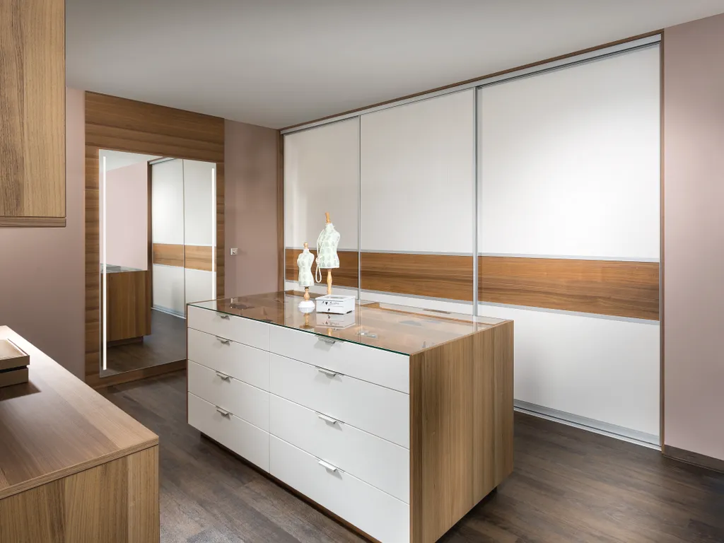 Шкаф-купе в гостиной