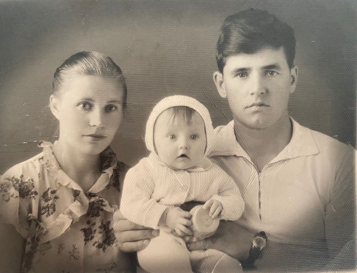 Молодая именинница со своим мужем! А в центре, между прочим, моя мама Галочка.