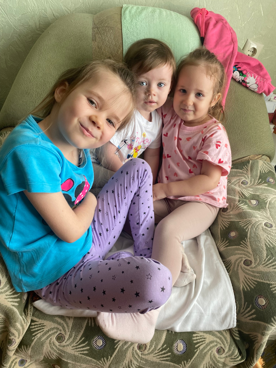 Три правнучки-лапочки ❤️ у прабабушки на юбилее!