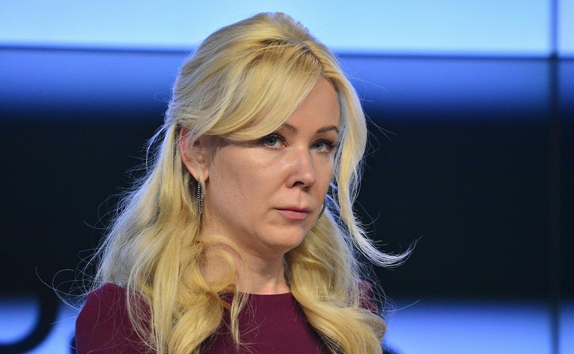 Это не я специально подобрала фотку, где Екатерина с обиженным видом стоит. У нее почему-то на большинстве фотографий такое выражение. 