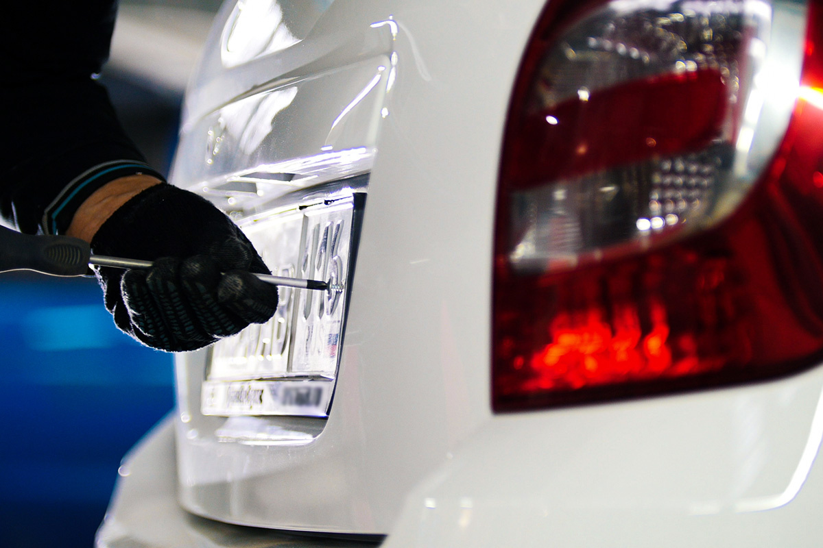 Чтобы не потерять номер в дороге, регулярно проверяйте крепление. Источник: Shutterstock📷
