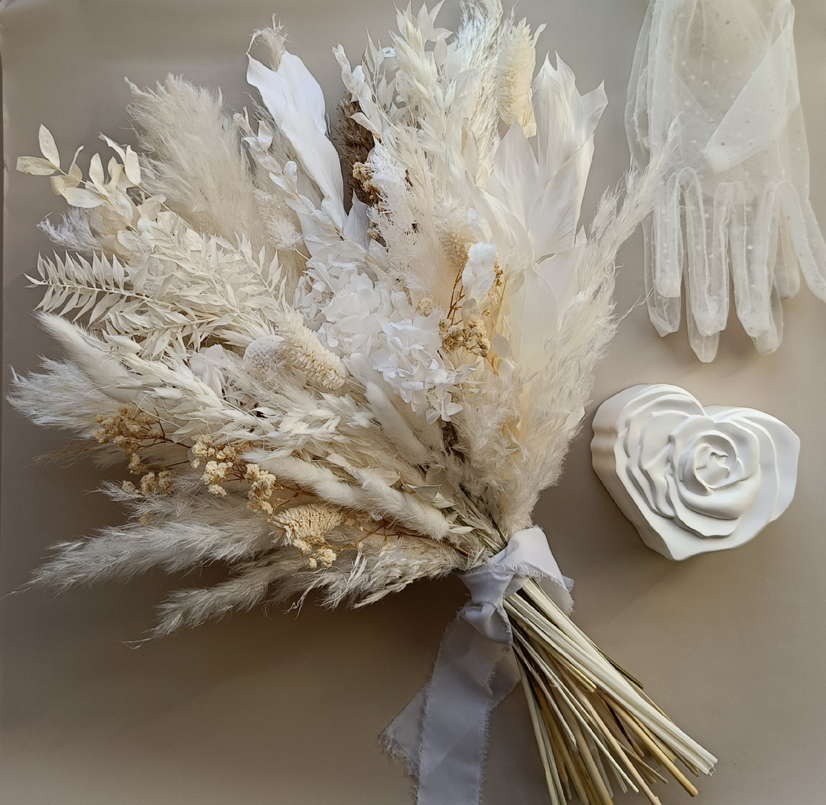 Раскидистый букет в стиле бохо, с пампасом, гортензией, рускусом и колосками лагуруса. 