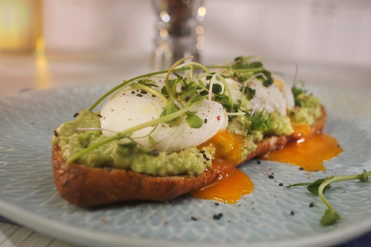 Источник фото: https://easyfish.club/ru/recipepost/avokado-tost-s-ikroj-mintaya/