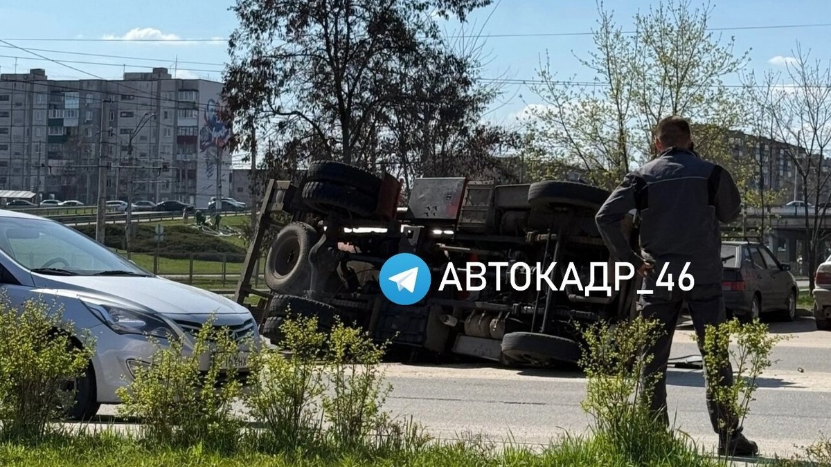    На дороге в Курске перевернулся бензовоз с 4,5 тоннами топлива