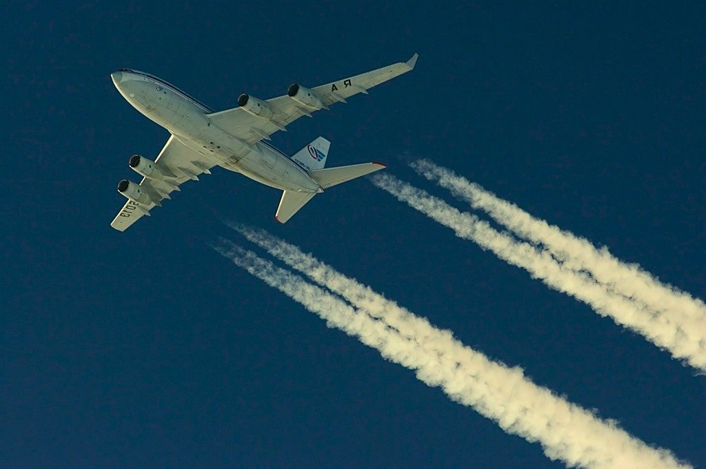 Белые следы в небе  от самолета