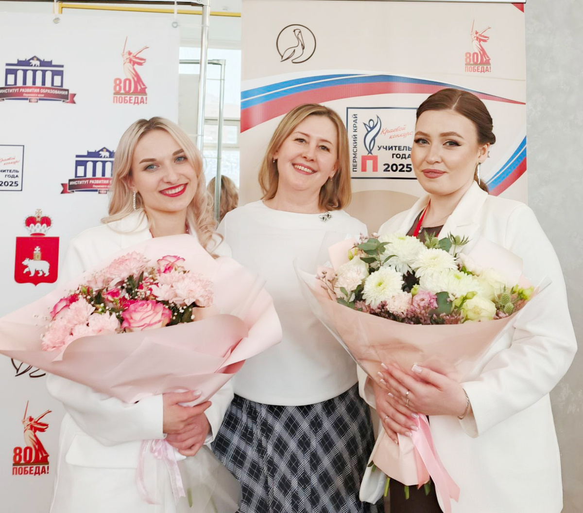 Диана Плотникова и Мария Симонова принимают поздравления от начальника Управления образования Олеси Паршаковой (в центре)