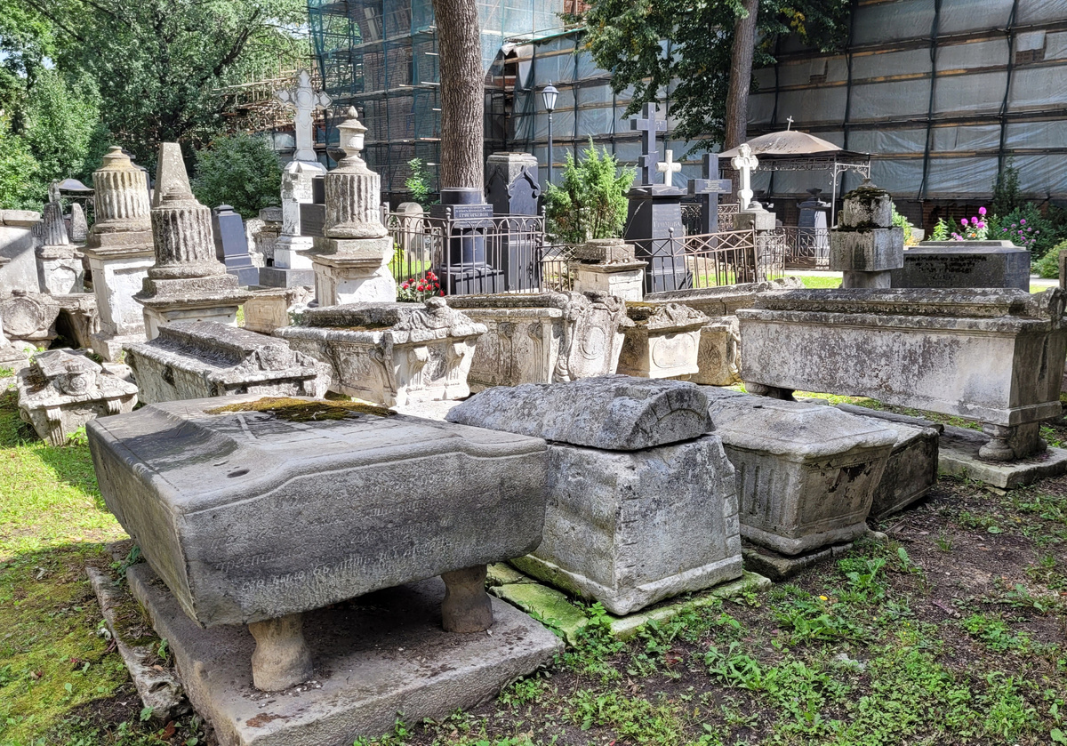 Слева направо: купец, 3 неизвестных, Критский. Вид от большого захоронения Барышниковых и Яковлевых. 