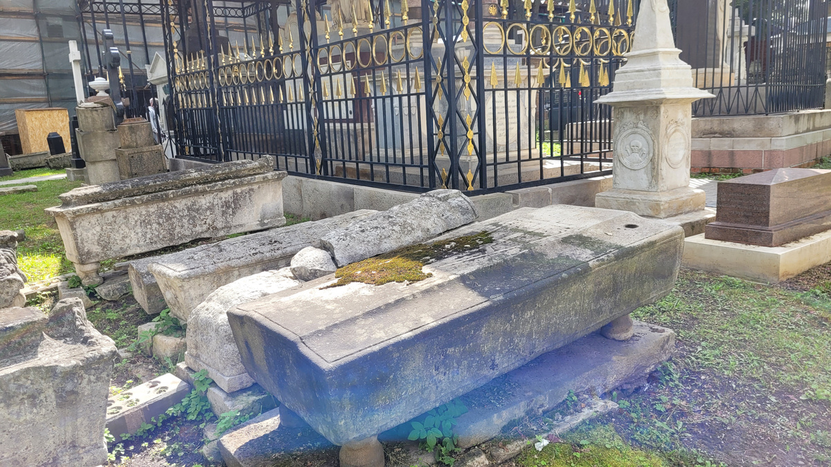 На переднем плане - надгробие московского купца. За решеткой: Яковлевы и Барышниковы. 