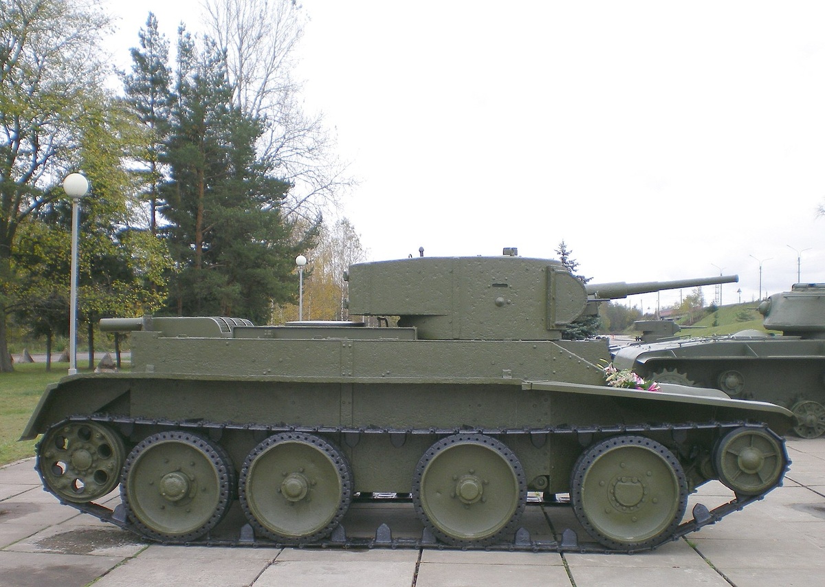 БТ-5 у музея-диорамы «Прорыв блокады Ленинграда» возле Кировска, Ленинградская область. Фотография в свободном доступе.