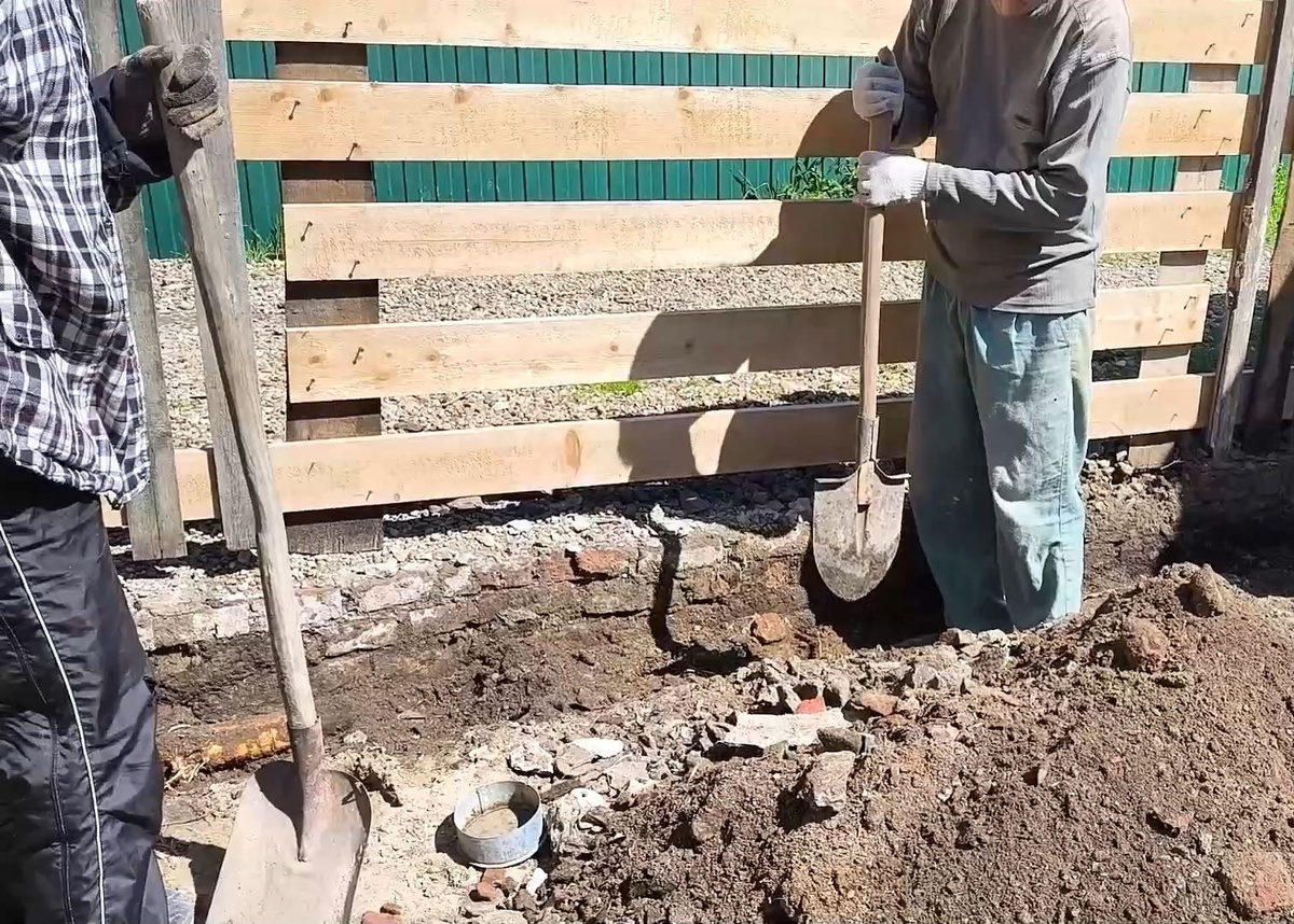 тут вобще кирпичная кладка в земле