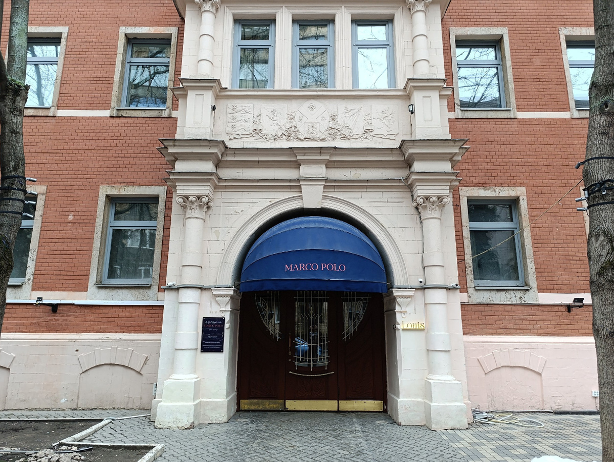 Вход в отель