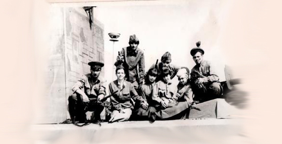 Юная Таня (то есть я) вторая слева (первая из девочек)