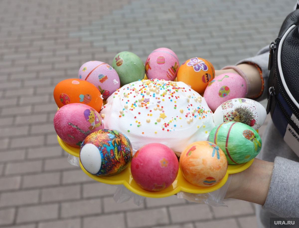 Яйца за год подешевели на 4%, а кулич вырос в цене на 17%. Фото: Александр Кулаковский © URA.RU