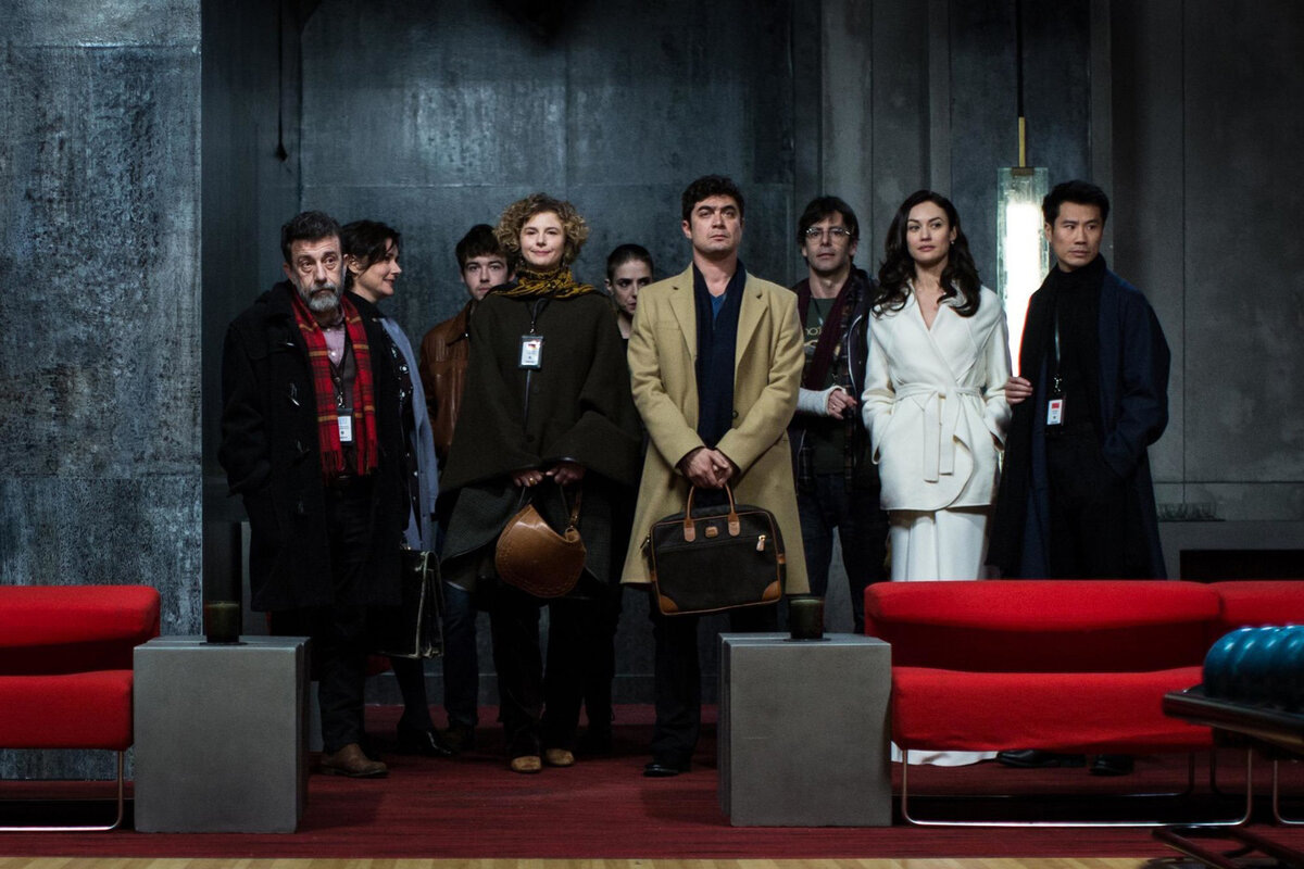 Кадр из фильма "Переводчики". Переводчики приезжают в бункер.