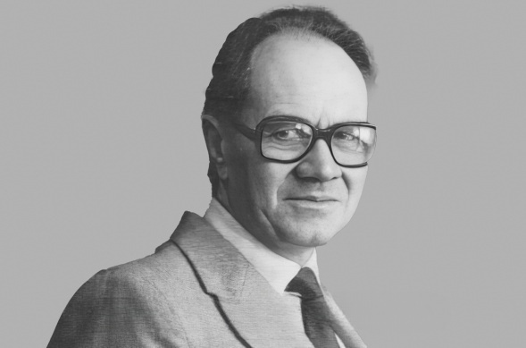 Гулыга Арсений Владимирович (1921-1996) – советский и российский философ, историк философии, литературовед, специалист по истории русской и немецкой философии, эстетике, автор философских биографий. Доктор философских наук. Член Союза писателей СССР. Был одним из инициаторов создания серии «Философское наследие». Отвергал постмодернизм и отстаивал «традиционные ценности». 
