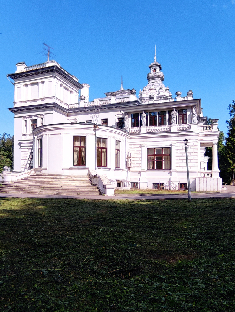 Усадьба Грачёвка, торец главного дома. Фото автора статьи.