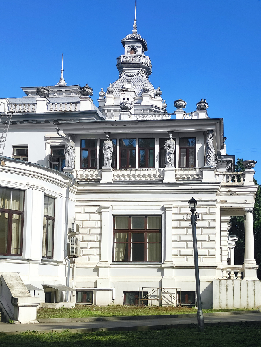 Усадьба Грачёвка, торец главного дома. Фото автора статьи.