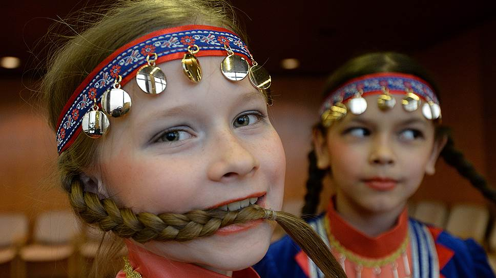 Яна Ворожейкина и Софья Атаманова из томского «Сибирского подснежника» готовятся к выходу. Фото: Юрий Мартьянов, Коммерсантъ