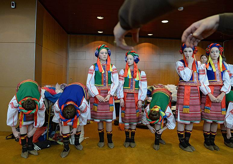 Девушки из подмосковного ансамбля «Росинка» проходят последний инструктаж перед выходом на сцену. Фото: Юрий Мартьянов, Коммерсантъ