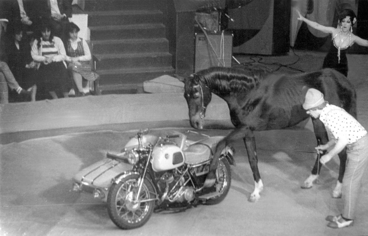 Номер «Лошадь и мотоцикл» (Полина (Польди) Леонидовна, Олег Штейн и Абрек), 1986 год, фото отсюда https://vstrg.info/
