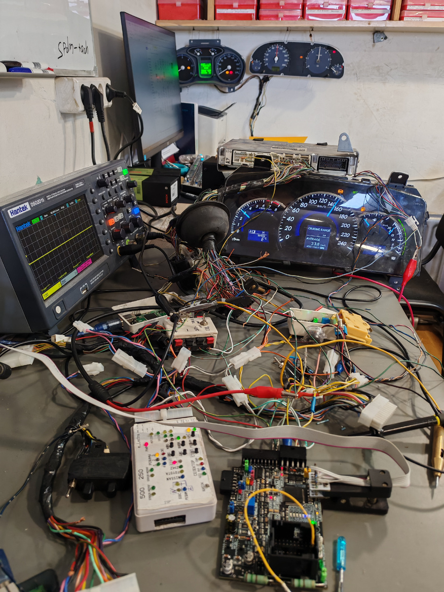 Паутина проводов от которой невозможно избавиться. Над щитком лежит ЭБУ 2JZ.