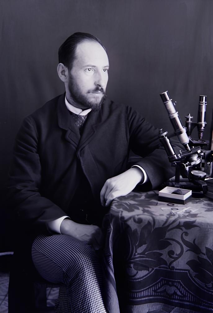 Фотографический автопортрет Кахаля в лаборатории в Валенсии, 1885. Он самостоятельно управлял затвором камеры, скрыв механизм в правой руке