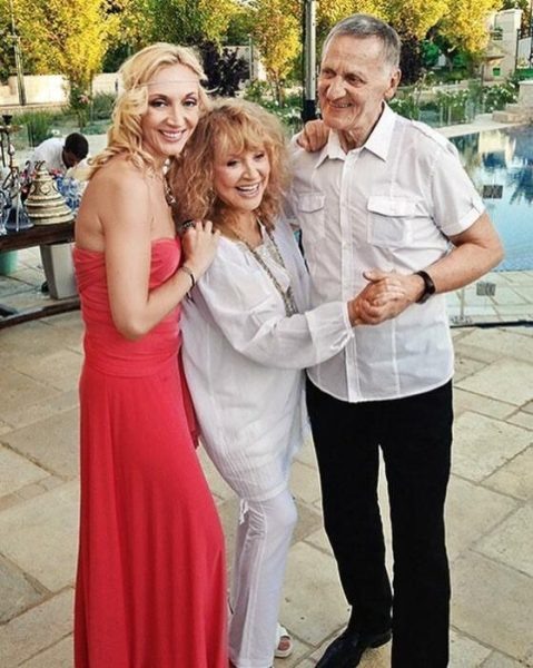    Кристина Орбакайте с родителями. Фото: МК