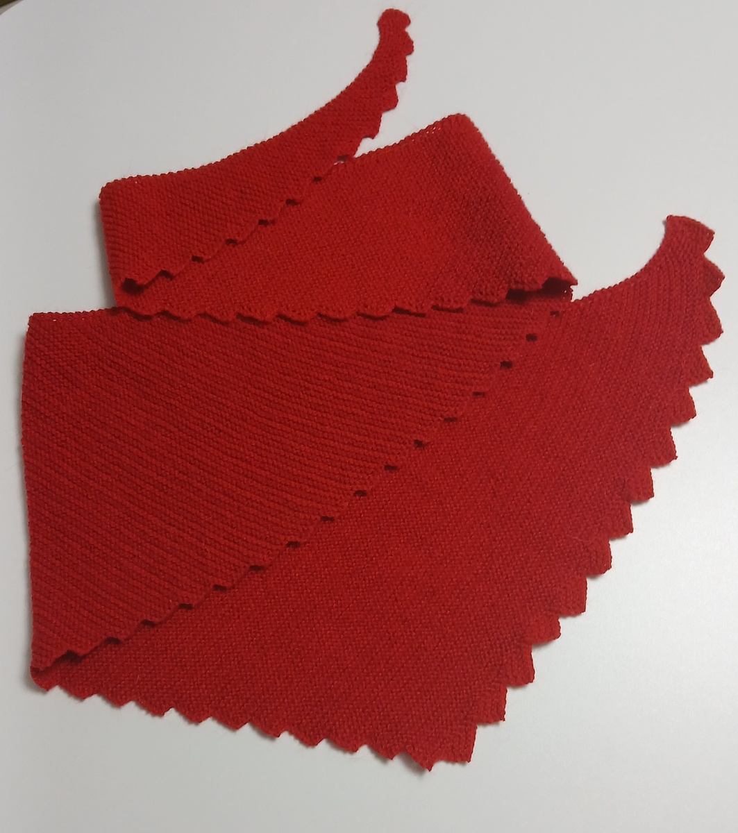 В феврале и марте у меня вязалась шаль "шотландский чертополох" спицами 4) пряжа ализе ангора голд омбре батик 150 гр=825 м