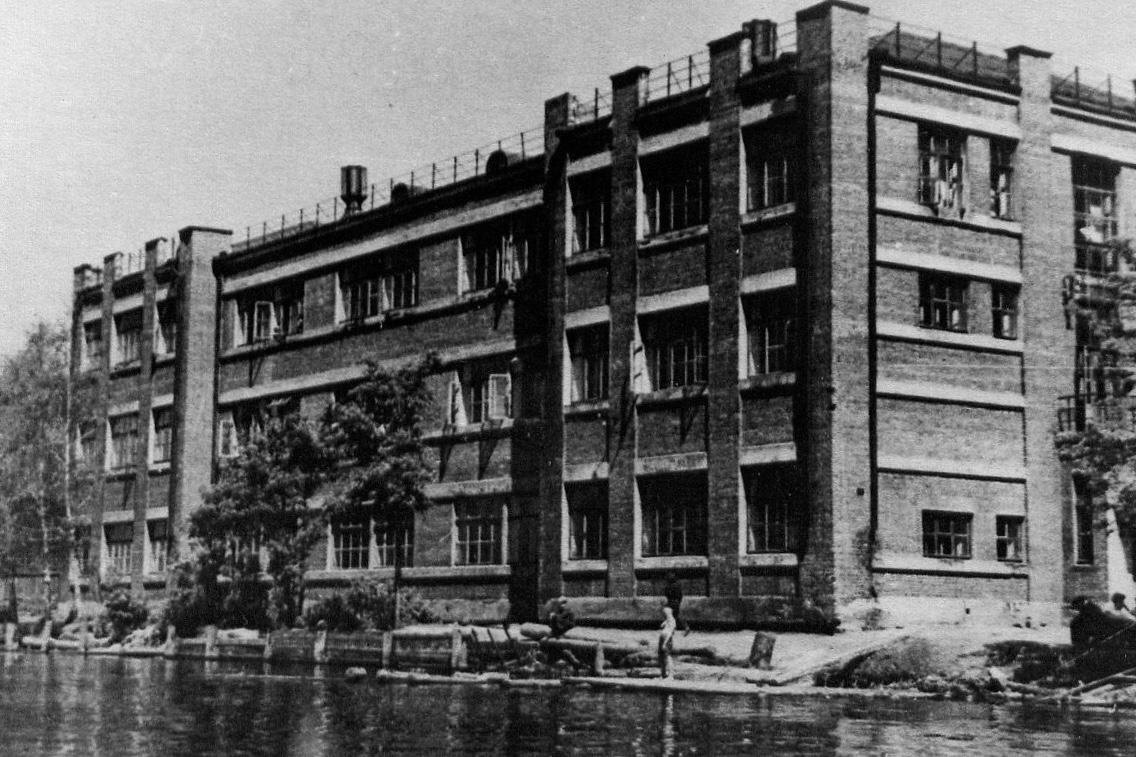 Вид  на здание Механико-Металлургического техникума с водной глади городского пруда 1930-е годы 