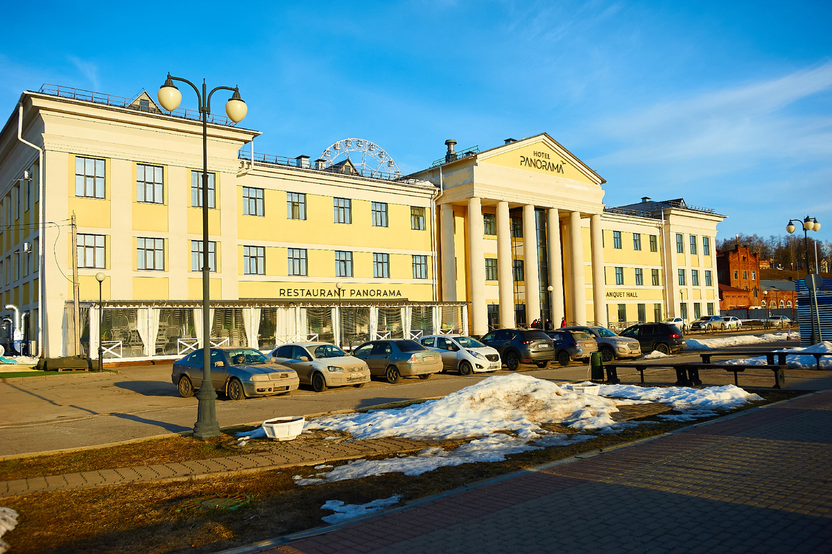  Отель с ресторанным комплексом "Панорама", бывшее здание индустриального техникума имени Е.Ф. Дегтярева.  Фото автора © Ю.А. Карачев 2025 год, Сайты: ykarachev.ru Фото и Жизнь 2025 год. приобрести фото можно на https://lori.ru/Karache