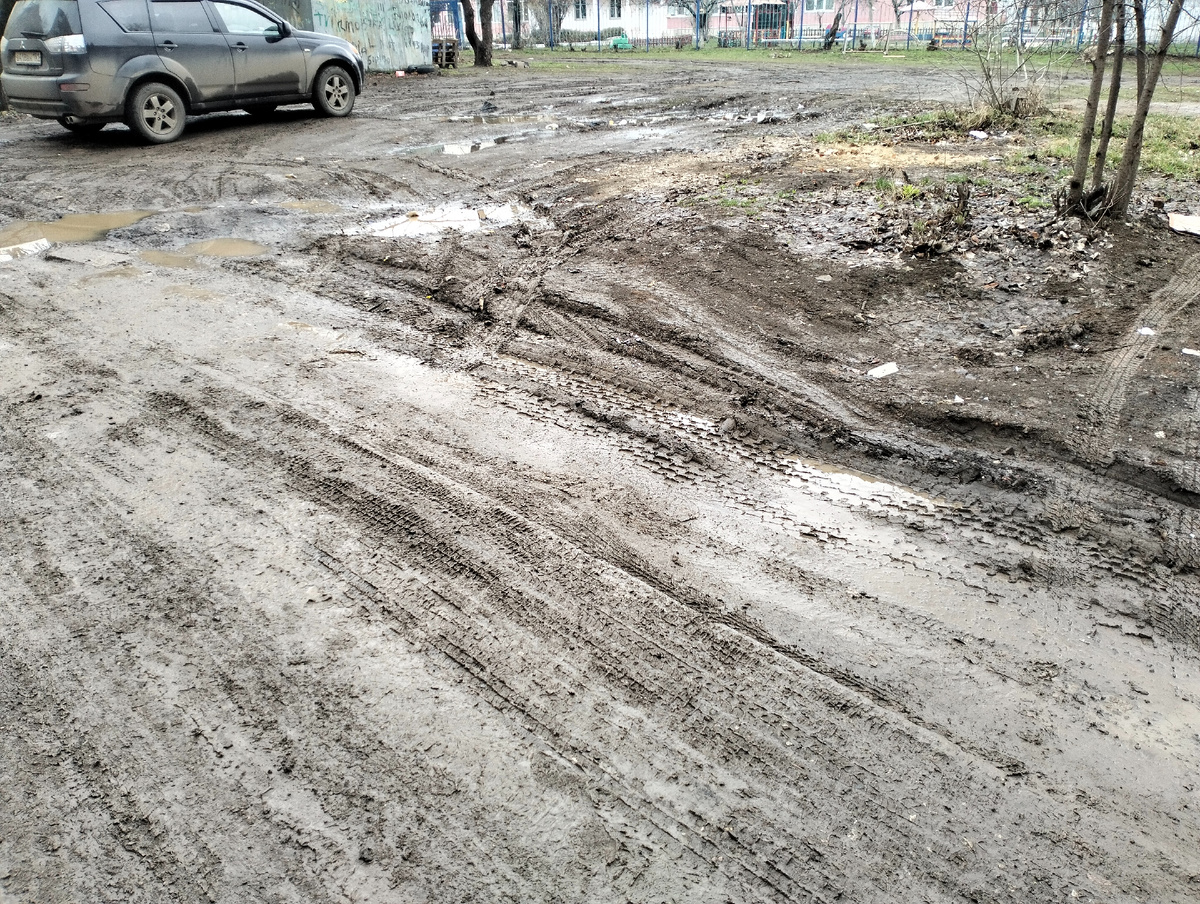 Это, кстати, дорога на нашем квартале. Слева под грязью асфальт. Но дворовые  парковщики, точнее их нежелание делать что-то с паркоместами - это отдельная тема и моя личная боль