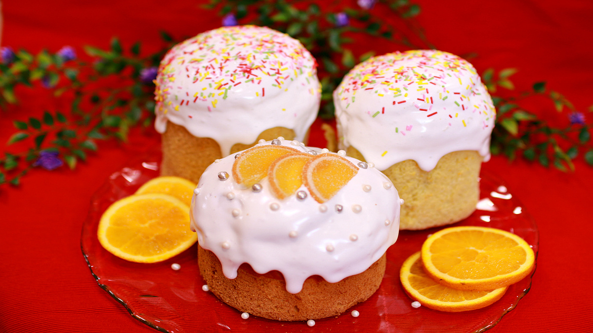 Ингредиенты:
Тесто:
600-650 гр. - мука
150 гр. - сахар
100 гр. - сливочное масло
2 шт. - яйцо
2 шт. - желток
90 мл. - молоко
160 мл. - сок апельсина
1/2 ч.л. - соль
25 гр. - свежие дрожжи
100 гр. - изюм, ягоды
10 гр. - ванильный сахар
1 шт. - цедра апельсина
1 шт. - цедра лимона
1 ст.л. - коньяк
1 - яичный белок для смазки Сахарная глазурь:
Яичный белок
Сок лимона
Сахарная пудра