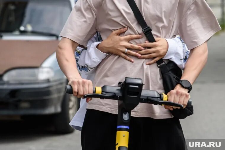 Водитель самоката вместе с пассажиром упали на пешеходов. Фото: Илья Московец © URA.RU