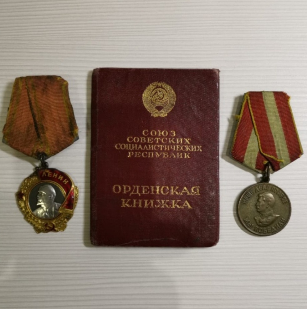 Справа медаль, слева орден. 