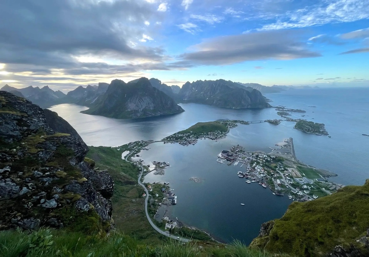 Вид на город Рейне, открывающийся с Рейнебрингена, проложенной шерпами тропы из почти 2000 каменных ступеней на острове Москенесоя