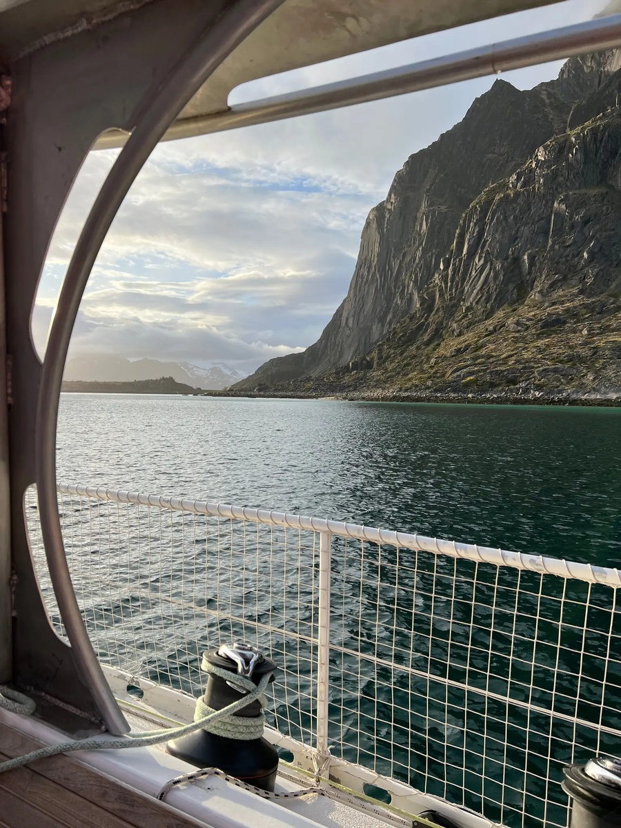 Необитаемый остров Лилль-Молла - один из примерно 80 островов Лофотенского полуострова, на пяти из которых проживает большая часть из 25 000 жителей региона