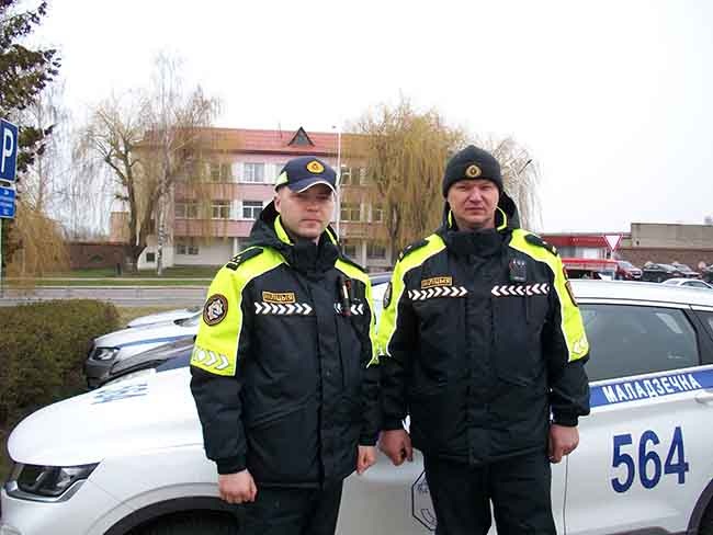 Старший госавтоинспектор Молодечненского РОВД Павел Аноп со своим напарником инспектором Александром Михалевичем (справа налево)