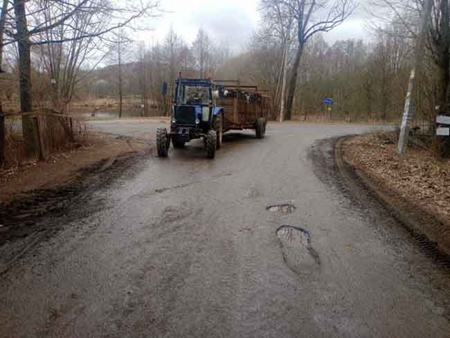 От водителя этого трактора требовалось правильно рассчитать траекторию движения и безопасный боковой интервал, чтобы избежать наезда при маневрировании. Пешеход тоже оказался нарушителем ПДД, поскольку двигался в попутном с транспортом направлении