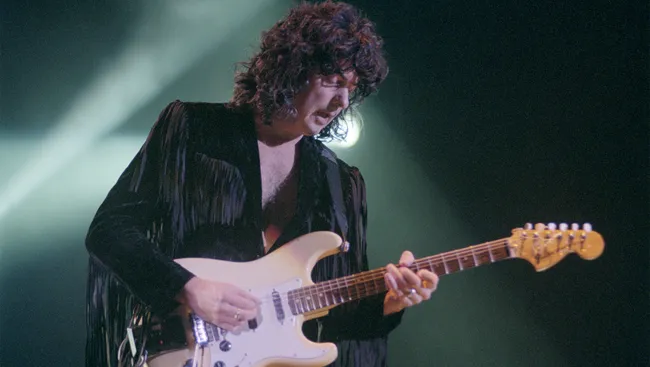 Ричи Блэкмор выступает с группой Ritchie Blackmore's Rainbow в лондонском театре «Хаммерсмит Аполло» во время тура «Stranger in Us All», ноябрь 1995 года.