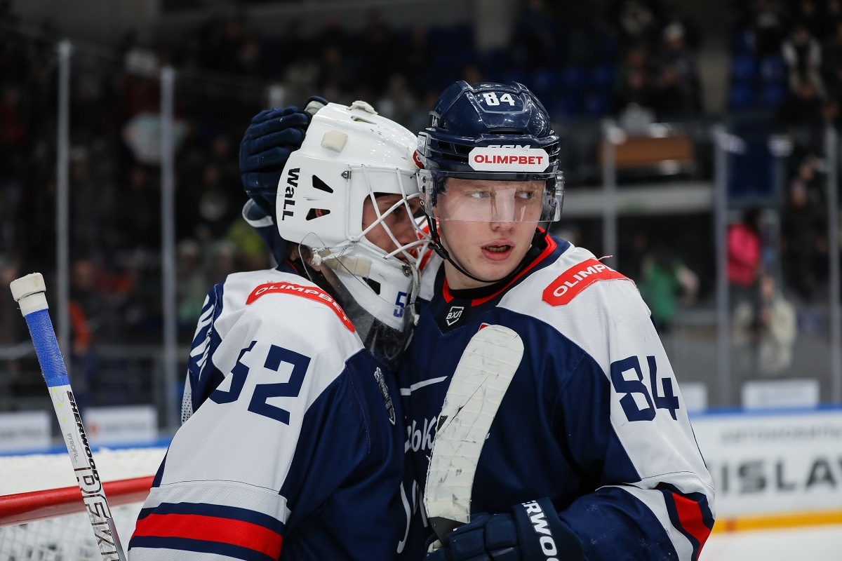    Матвей Уткин и вратарь Дмитрий Дагестанский