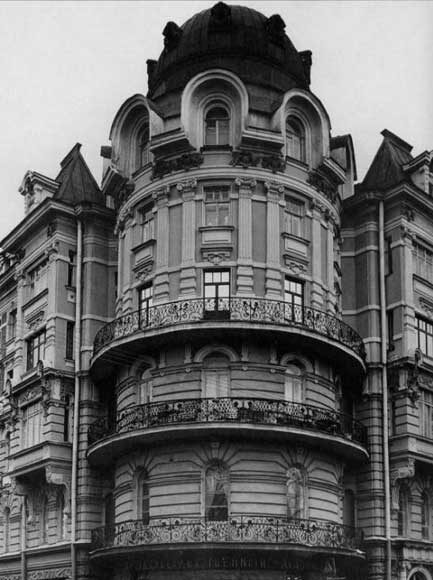 Два корпуса доходного дома Дернова соединялись угловой "башней" с ярусами балконов.