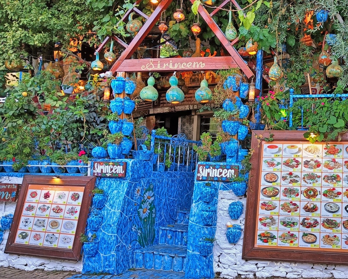 Одно из многочисленных кафе в Шириндже. Фото автора