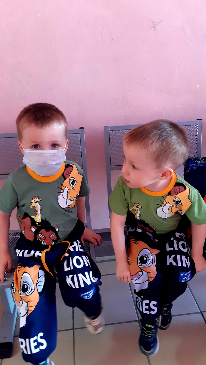 Слава маску одевать отказался