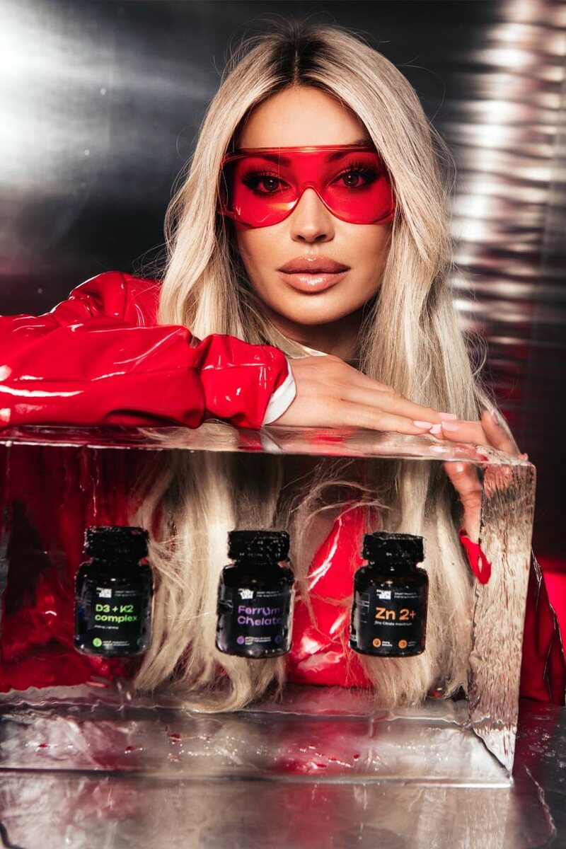 Алёна Николаевна САРОМЫЦКАЯ, врач дерматолог, косметолог высшей категории, диетолог, сертифицированный тренер ведущих европейских компаний, преподаватель кадавер курса Университета Максимилиана Людвига (Германия), член американской Ассоциации специалистов по лазерной хирургии ASLM, действующий спикер российских и международных конгрессов по эстетической медицине и косметологии, бьюти-эксперт ведущих федеральных СМИ