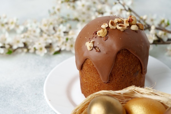 Затем массу взбить миксером до пышности и сразу же покрыть глазурью остывшие куличи.
