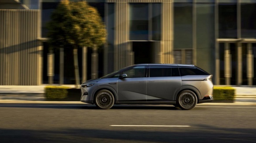 XPeng X9 образца 2025 года.Автомобиль поступил в продажу в Китае и предлагается на местном рынке по цене от 359 800 юаней, что по текущему курсу соответствует примерно 4,09 млн рублей.