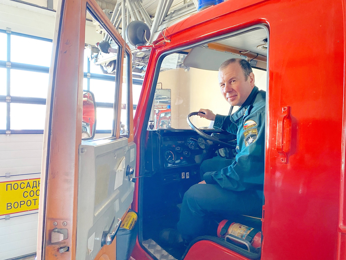 Андрей везде чувствует себя уверенно - и на лыжной трассе, и на боевом дежурстве в пожарной части